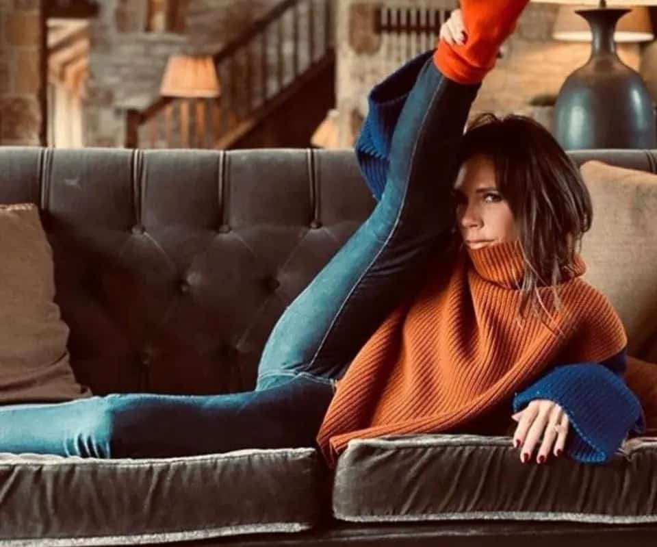 Victoria Beckham splits on velvet sofa